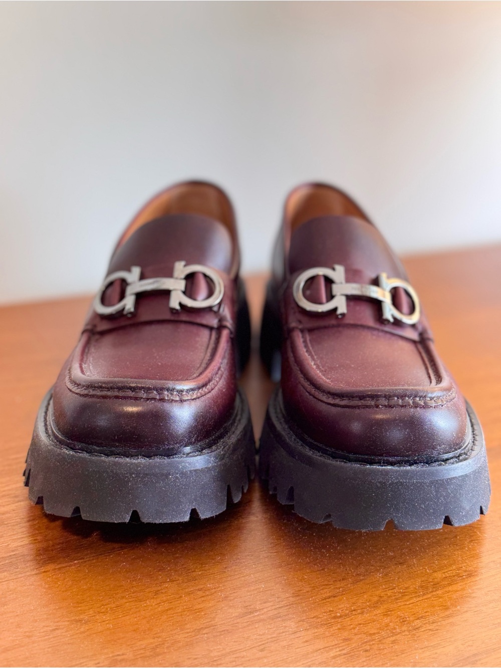 NIB Ferragamo Gancini Lug Sole Burgundy Leather Loafers Size 8.5 C - Picture 2 of 14